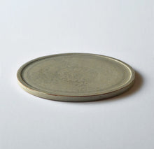 Load image into Gallery viewer, Shigetsu Kiln Yukiko Saito Pale green glaze peony arabesque pattern flat plate