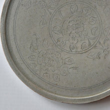 Load image into Gallery viewer, Shigetsu Kiln Yukiko Saito Pale green glaze peony arabesque pattern flat plate