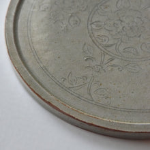 Load image into Gallery viewer, Shigetsu Kiln Yukiko Saito Pale green glaze peony arabesque pattern flat plate