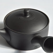 Load image into Gallery viewer, Gyokko kittate flat kyusu (Kiwaha special order product)