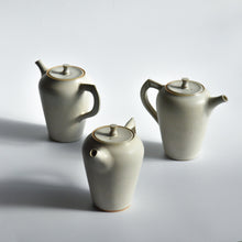 Load image into Gallery viewer, 丘上八雲  T-Pot ♯85 白釉