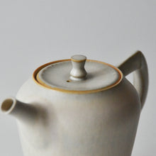 Load image into Gallery viewer, 丘上八雲  T-Pot ♯85 白釉