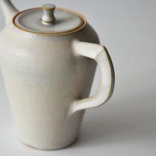 Load image into Gallery viewer, 丘上八雲  T-Pot ♯85 白釉