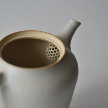 Load image into Gallery viewer, 丘上八雲  T-Pot ♯85 白釉