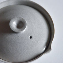 Load image into Gallery viewer,  White Glazed Shiboridashi(teapot)/Yukiko Saito,Shigetsu Kiln 
