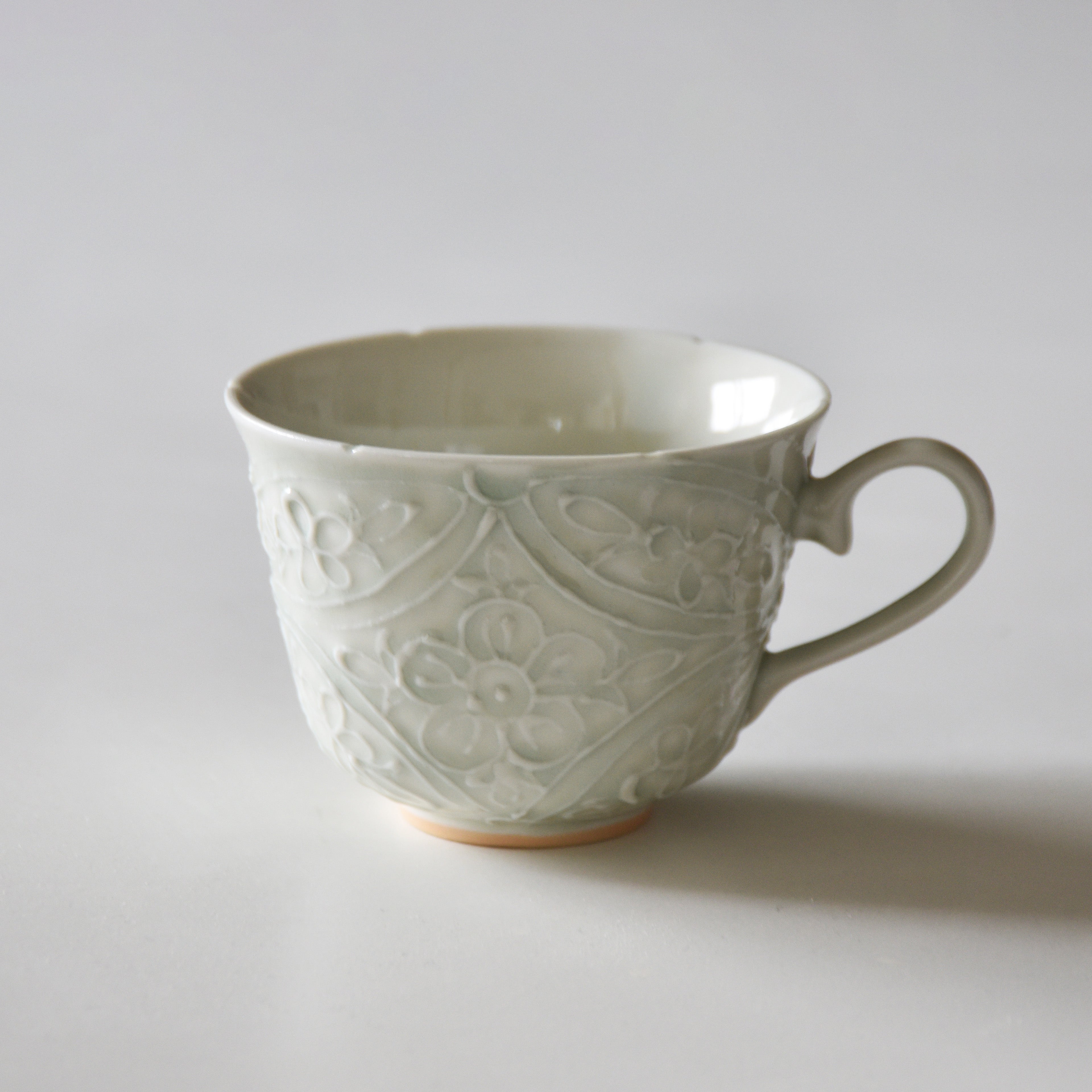 前田麻美 灰青釉 花七宝文カップ – kiwaha-tea