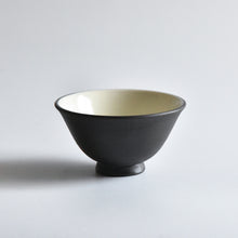 Load image into Gallery viewer, MInoru Hara Nanbanede Kumidashi tea bowl
